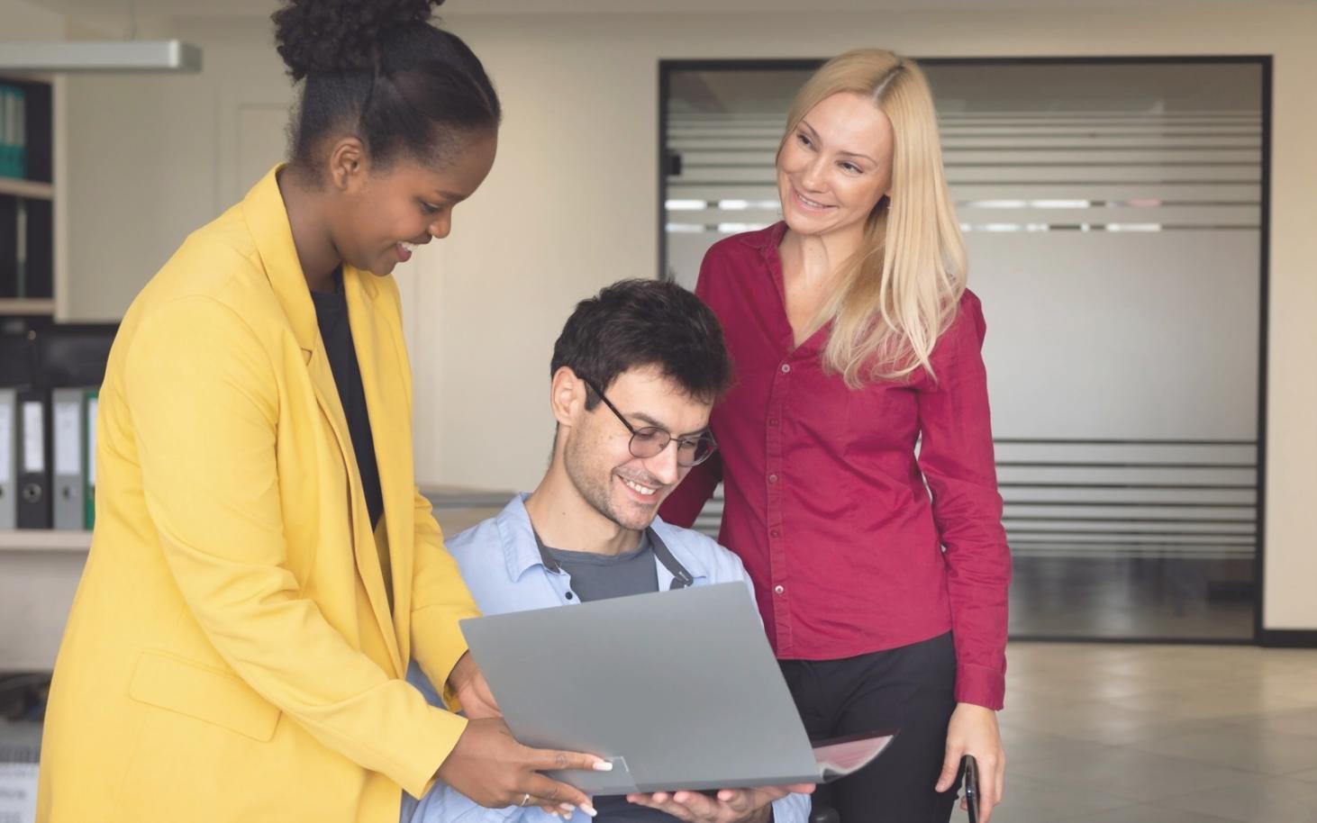 Estudiante trabajando con flexibilidad horaria en modelado financiero